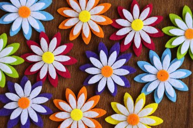 Renkli kumaşlardan yapılmış çiçeklerin görüntüleri. Arkaplanda tahıl dokusu izole edilmiş.. 