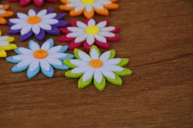 Renkli kumaşlardan yapılmış çiçeklerin görüntüleri. Arkaplanda tahıl dokusu izole edilmiş.. 