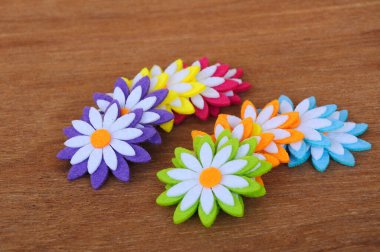 Renkli kumaşlardan yapılmış çiçeklerin görüntüleri. Arkaplanda tahıl dokusu izole edilmiş.. 