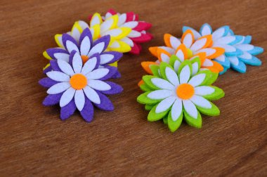 Renkli kumaşlardan yapılmış çiçeklerin görüntüleri. Arkaplanda tahıl dokusu izole edilmiş.. 