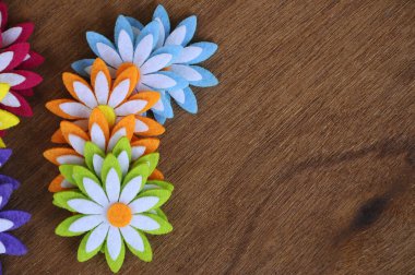 Renkli kumaşlardan yapılmış çiçeklerin görüntüleri. Arkaplanda tahıl dokusu izole edilmiş..