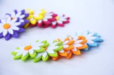 Renkli kumaşlardan yapılmış çiçeklerin görüntüleri. Beyaz arkaplanda izole.  