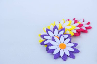 Renkli kumaşlardan yapılmış çiçeklerin görüntüleri. Beyaz arkaplanda izole.  