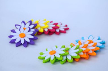 Renkli kumaşlardan yapılmış çiçeklerin görüntüleri. Beyaz arkaplanda izole.  