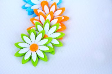 Renkli kumaşlardan yapılmış çiçeklerin görüntüleri. Beyaz arkaplanda izole.  