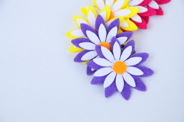 Renkli kumaşlardan yapılmış çiçeklerin görüntüleri. Beyaz arkaplanda izole.  