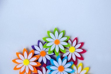 Renkli kumaşlardan yapılmış çiçeklerin görüntüleri. Beyaz arkaplanda izole.  