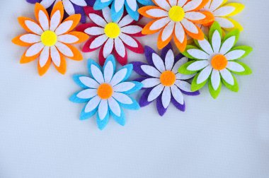 Renkli kumaşlardan yapılmış çiçeklerin görüntüleri. Beyaz arkaplanda izole.  