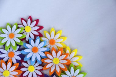 Renkli kumaşlardan yapılmış çiçeklerin görüntüleri. Beyaz arkaplanda izole.  