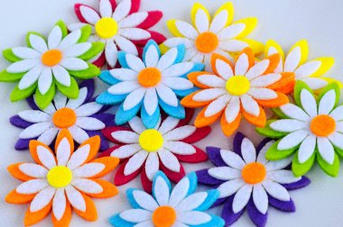 Renkli kumaşlardan yapılmış çiçeklerin görüntüleri. Beyaz arkaplanda izole.  