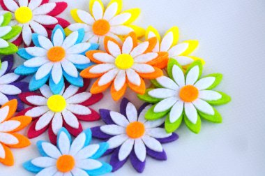 Renkli kumaşlardan yapılmış çiçeklerin görüntüleri. Beyaz arkaplanda izole.  