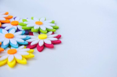 Renkli kumaşlardan yapılmış çiçeklerin görüntüleri. Beyaz arkaplanda izole.  