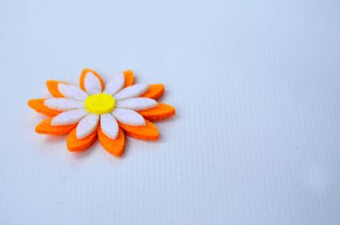 Renkli kumaşlardan yapılmış çiçeklerin görüntüleri. Beyaz arkaplanda izole.  