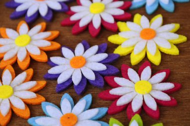 Renkli kumaşlardan yapılmış çiçeklerin görüntüleri. Arkaplanda tahıl dokusu izole edilmiş..  