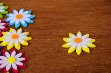 Renkli kumaşlardan yapılmış çiçeklerin görüntüleri. Arkaplanda tahıl dokusu izole edilmiş..  