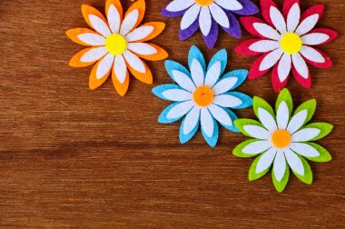 Renkli kumaşlardan yapılmış çiçeklerin görüntüleri. Arkaplanda tahıl dokusu izole edilmiş..  