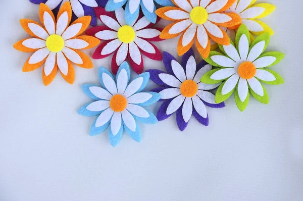 Renkli kumaşlardan yapılmış çiçeklerin görüntüleri. Beyaz arkaplanda izole.  