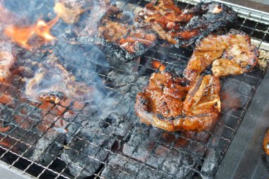 Baharatlı marine edilmiş koyun eti, ızgara ve tütsülenmiş, kontrollü kömür ateşiyle..