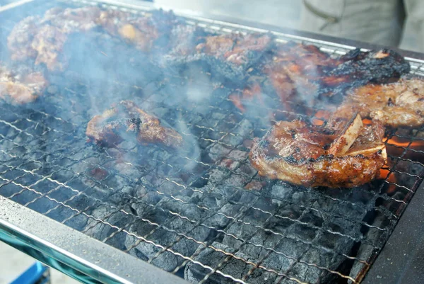 Baharatlı marine edilmiş koyun eti, ızgara ve tütsülenmiş, kontrollü kömür ateşiyle..