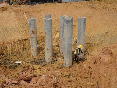 IPOH, MALAYSIA - Mart 03, 2020: Mühendisler tarafından tasarlanan güçlü ön döküm betondan yapılmış yığın materyalleri. Temel olarak toprağa sürülecek ve kazık kapaklarıyla bağlanacak..