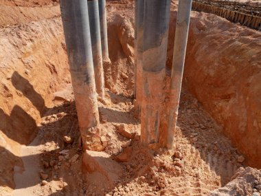 IPOH, MALAYSIA - Mart 03, 2020: Mühendisler tarafından tasarlanan güçlü ön döküm betondan yapılmış yığın materyalleri. Temel olarak toprağa sürülecek ve kazık kapaklarıyla bağlanacak..