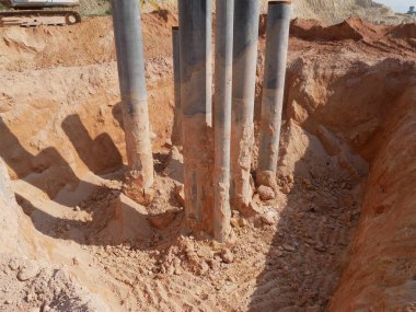 IPOH, MALAYSIA - Mart 03, 2020: Mühendisler tarafından tasarlanan güçlü ön döküm betondan yapılmış yığın materyalleri. Temel olarak toprağa sürülecek ve kazık kapaklarıyla bağlanacak..