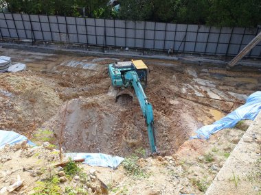 MALACCA, MALAYSIA - 5 Mart 2020: İnşaat alanında kazıcı makine. İnşaat alanında toprak ve diğer malzemelerin çıkarılması ve kaldırılması için kullanılır. Hidrolik bir kovayla güçlendirilmiş..  