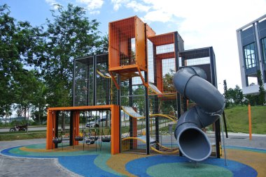SEREMBAN, MALAYSIA -1 Temmuz 2020: Halk parkındaki modern çocuk parkına odaklandı. Çocukların eğlenmesi için birkaç farklı temayla tasarlandı. Çocuklar mutlu. 