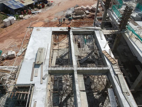 MALACCA, MALAYSIA - 14 Mart 2020: İnşaat işçileri inşaat alanında yükseklerde çalışıyor. Kaza yapmalarını önlemek için onlara emniyet kemeri ve diğer güvenlik ekipmanları sağlanıyor..