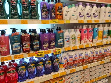 KUALA LUMPUR, MALAYSIA -AUGust 01, 2019: Çeşitli markalardan sıvı vücut sabunları süpermarketlerde paketlenip raflarda sergilenir. Müşterilerin seçmesini kolaylaştırmak için markayla ayrılmış..