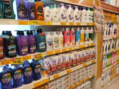KUALA LUMPUR, MALAYSIA -AUGust 01, 2019: Çeşitli markalardan sıvı vücut sabunları süpermarketlerde paketlenip raflarda sergilenir. Müşterilerin seçmesini kolaylaştırmak için markayla ayrılmış..