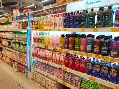 KUALA LUMPUR, MALAYSIA -AUGust 01, 2019: Çeşitli markalardan sıvı vücut sabunları süpermarketlerde paketlenip raflarda sergilenir. Müşterilerin seçmesini kolaylaştırmak için markayla ayrılmış..