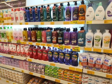 KUALA LUMPUR, MALAYSIA -AUGust 01, 2019: Çeşitli markalardan sıvı vücut sabunları süpermarketlerde paketlenip raflarda sergilenir. Müşterilerin seçmesini kolaylaştırmak için markayla ayrılmış..