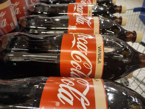 クアラルンプール マレーシア 2021年10月15日 大型スーパーマーケットでは 大型ボトル入りのコーラ飲料が販売されています 高い需要に基づいて大量に配置されます — ストック写真