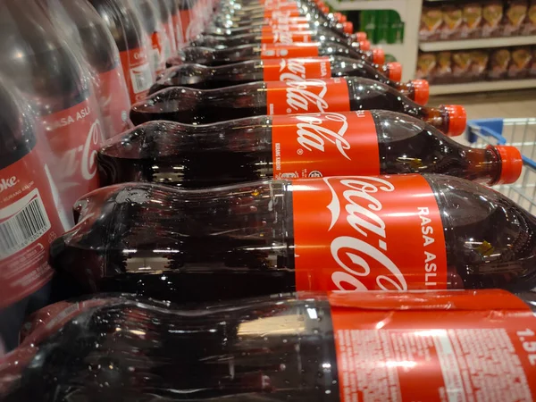 クアラルンプール マレーシア 2021年10月15日 大型スーパーマーケットでは 大型ボトル入りのコーラ飲料が販売されています 高い需要に基づいて大量に配置されます — ストック写真