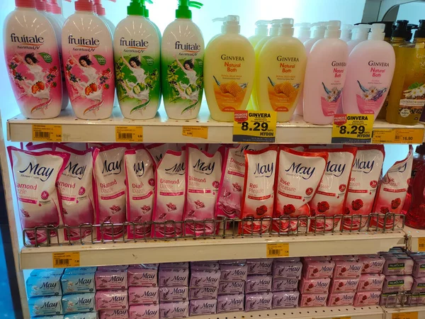 Kuala Lumpur Malaysia 2019年8月1日 様々なブランドの液体ボディソープがスーパーマーケットの棚に詰められ展示されています ブランドによって分離され 顧客が選択しやすくなります — ストック写真