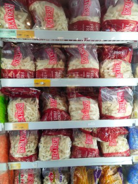KUALA LUMPUR, MALAYSIA - 2 Mart 2021: Ticari markalı paketleme ve süpermarketlerde satılan patates kızartmaları. Tazeliği sağlamak için soğutucuya yerleştirin.