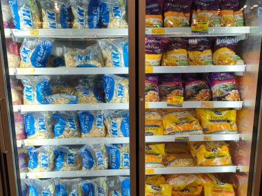 KUALA LUMPUR, MALAYSIA - 2 Mart 2021: Ticari markalı paketleme ve süpermarketlerde satılan patates kızartmaları. Tazeliği sağlamak için soğutucuya yerleştirin.