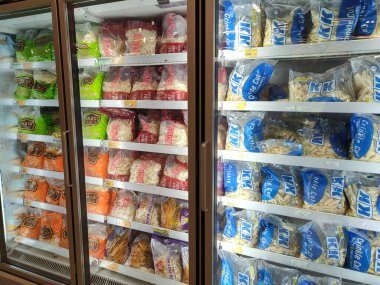 KUALA LUMPUR, MALAYSIA - 2 Mart 2021: Ticari markalı paketleme ve süpermarketlerde satılan patates kızartmaları. Tazeliği sağlamak için soğutucuya yerleştirin.