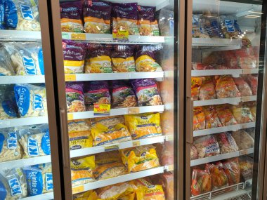 KUALA LUMPUR, MALAYSIA - 2 Mart 2021: Ticari markalı paketleme ve süpermarketlerde satılan patates kızartmaları. Tazeliği sağlamak için soğutucuya yerleştirin.