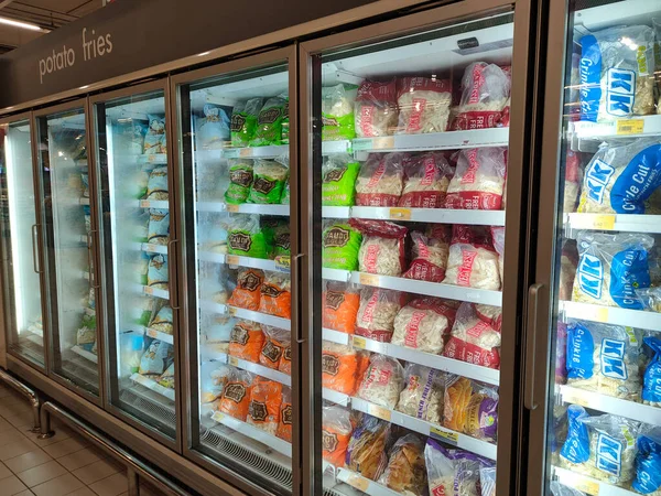 Kuala Lumpur Malaysia March 2021 브랜드 슈퍼마켓에서 판매되는 감자튀김 냉각기에 — 스톡 사진