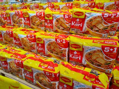 KUALA LUMPUR, MALAYSIA - 5 Mart 2020: Süpermarketlerde satışa sunulan ticari paketlerdeki çeşitli hazır şehriye markalarına odaklandı. Markalara göre sıralanmış.  