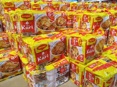 KUALA LUMPUR, MALAYSIA - 5 Mart 2020: Süpermarketlerde satışa sunulan ticari paketlerdeki çeşitli hazır şehriye markalarına odaklandı. Markalara göre sıralanmış.  