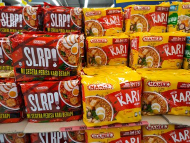KUALA LUMPUR, MALAYSIA - 5 Mart 2020: Süpermarketlerde satışa sunulan ticari paketlerdeki çeşitli hazır şehriye markalarına odaklandı. Markalara göre sıralanmış.  