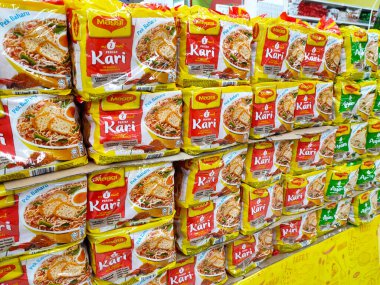 KUALA LUMPUR, MALAYSIA - 5 Mart 2020: Süpermarketlerde satışa sunulan ticari paketlerdeki çeşitli hazır şehriye markalarına odaklandı. Markalara göre sıralanmış.  