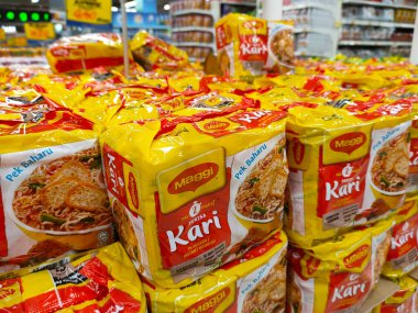 KUALA LUMPUR, MALAYSIA - 5 Mart 2020: Süpermarketlerde satışa sunulan ticari paketlerdeki çeşitli hazır şehriye markalarına odaklandı. Markalara göre sıralanmış.  