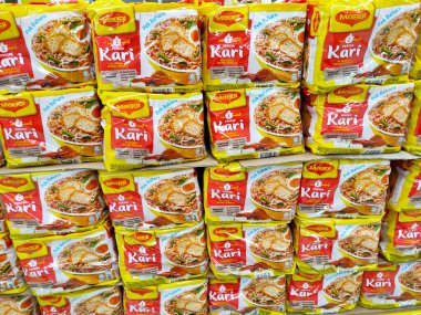 KUALA LUMPUR, MALAYSIA - 5 Mart 2020: Süpermarketlerde satışa sunulan ticari paketlerdeki çeşitli hazır şehriye markalarına odaklandı. Markalara göre sıralanmış.  