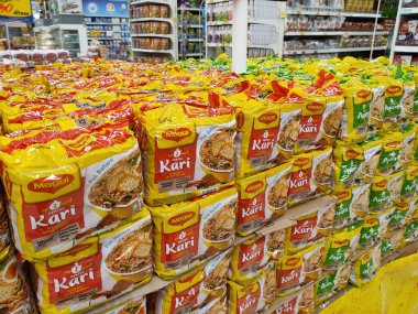 KUALA LUMPUR, MALAYSIA - 5 Mart 2020: Süpermarketlerde satışa sunulan ticari paketlerdeki çeşitli hazır şehriye markalarına odaklandı. Markalara göre sıralanmış.  