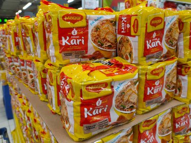 KUALA LUMPUR, MALAYSIA - 5 Mart 2020: Süpermarketlerde satışa sunulan ticari paketlerdeki çeşitli hazır şehriye markalarına odaklandı. Markalara göre sıralanmış.  