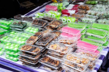 Malezya kekleri masada satışta. Müşterilerin satın almasını kolaylaştıracak türlere göre sırala.